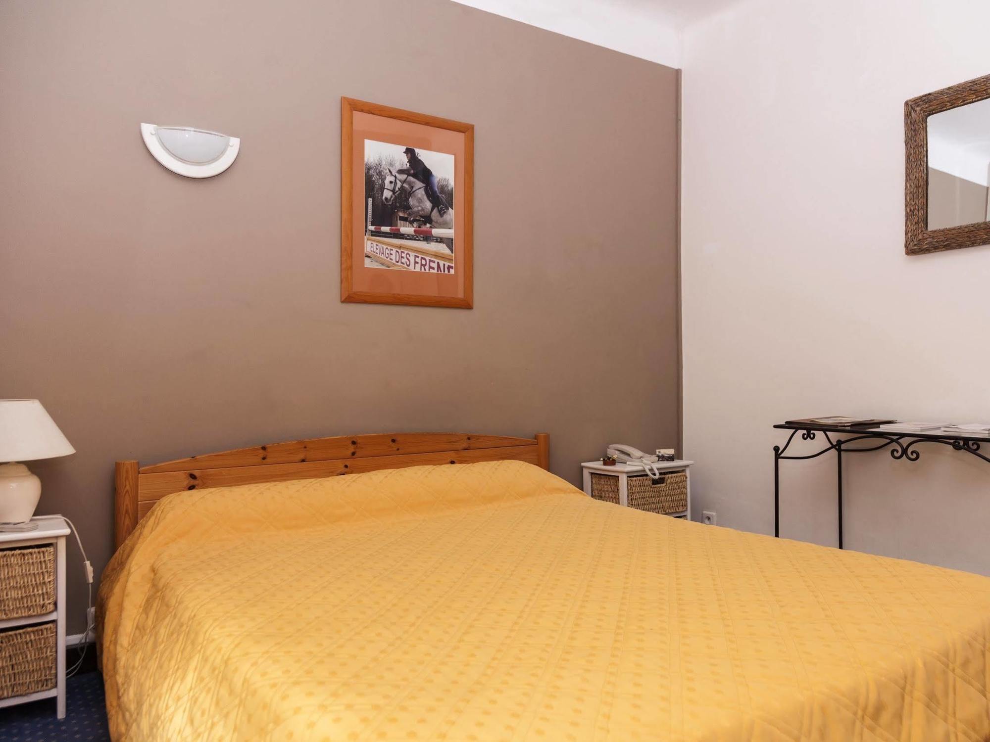 La Touloubre Hotell La Barben Exteriör bild