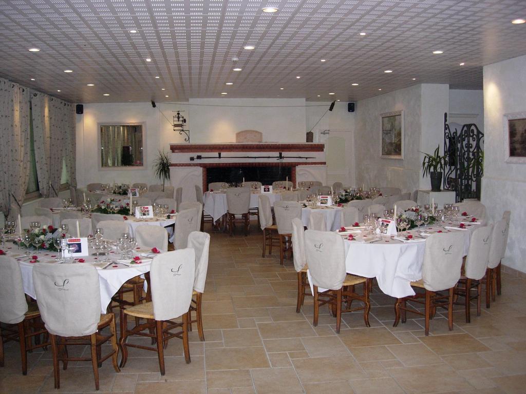 La Touloubre Hotell La Barben Exteriör bild